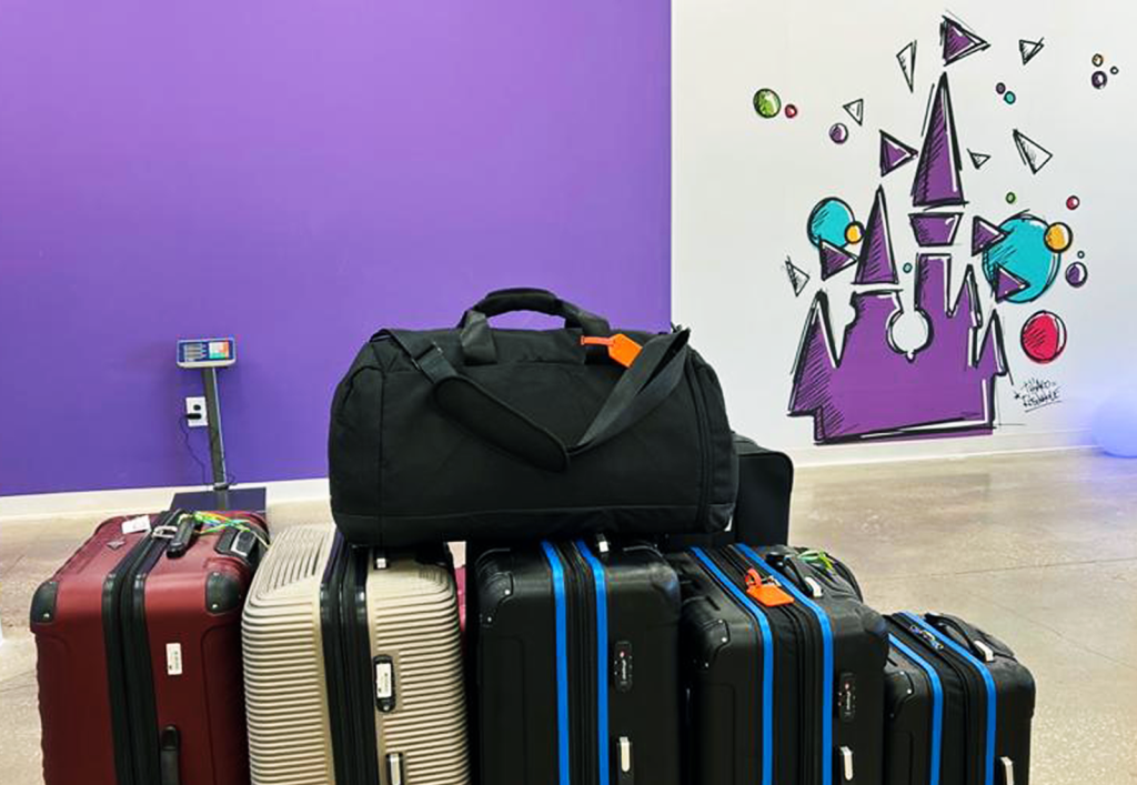 A guarda de malas funciona como um serviço de armazenamento temporário das bagagens em um local seguro. Geralmente, isso é feito em uma sala ou armário com acesso restrito, por um determinado período de tempo.