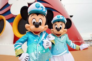 Capitão Mickey Mouse e a Capitã Minnie Mouse comemoram os 25 anos da Disney Cruise Line