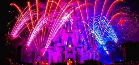 Descubra a melhor época para você viajar para Orlando. Guia mês a mês com clima, lotação, eventos e datas oficiais da Disney e Universal 2025–2026!