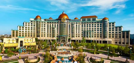 Conheça o Universal Helios Grand Hotel, o novo resort do Epic Universe. Luxo mediterrâneo, vista para o parque e acesso direto ao mundo mais épico da Universal!