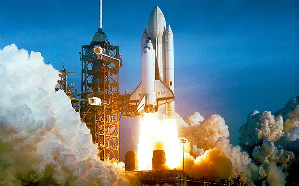 Foguete Space Launch System da missão Artemis II no Kennedy Space Center