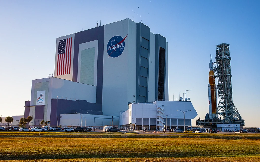 Foguete Space Launch System da missão Artemis II no Kennedy Space Center