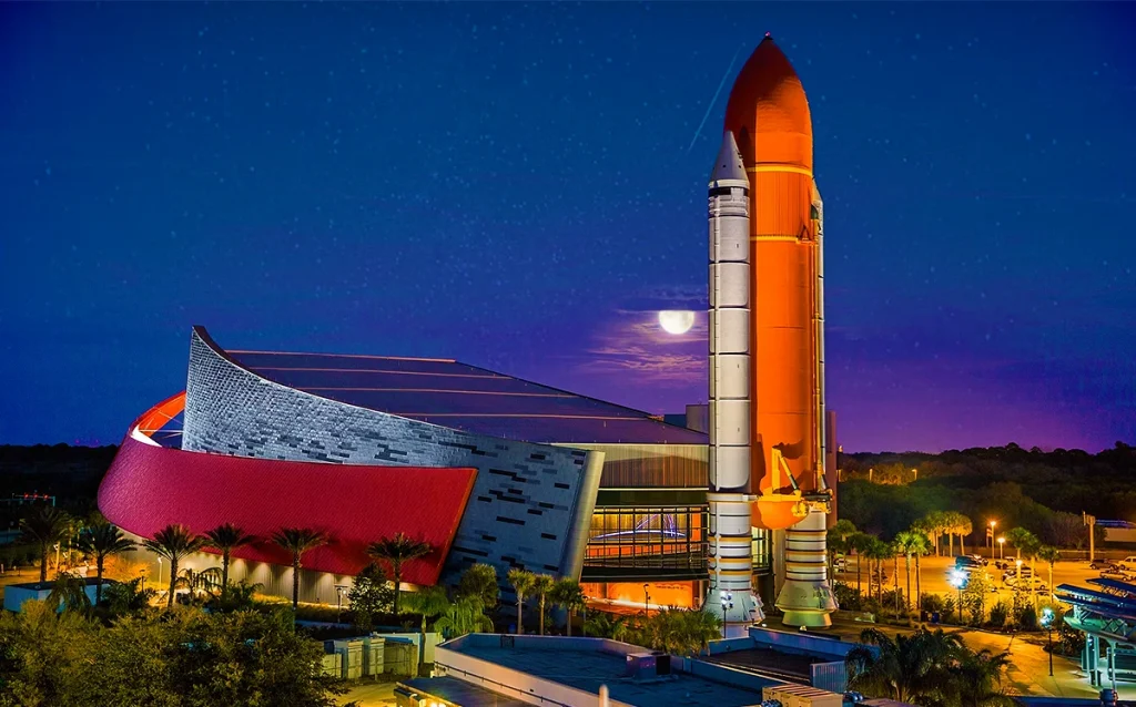 Foguete Space Launch System da missão Artemis II no Kennedy Space Center