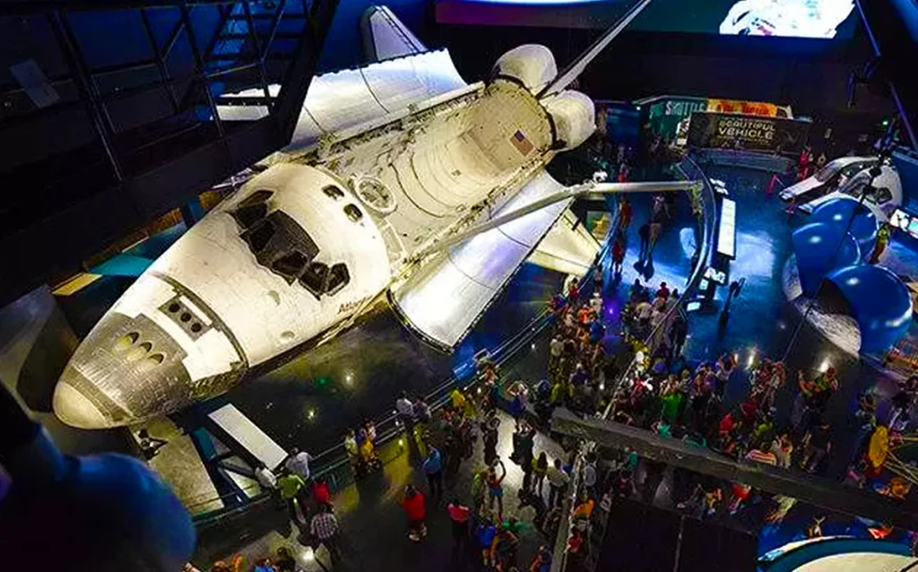 Foguete Space Launch System da missão Artemis II no Kennedy Space Center