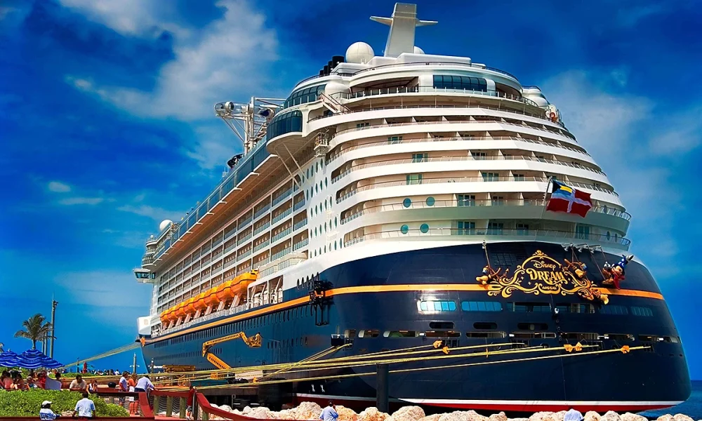 Navio do Cruzeiro da Disney com áreas de lazer