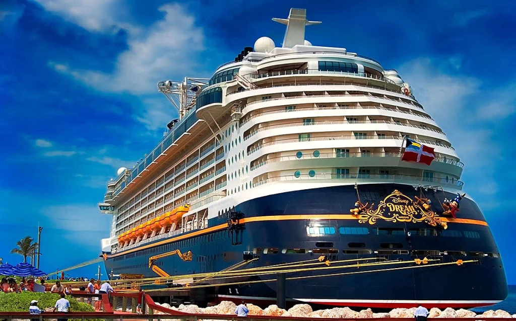 Tudo sobre os Cruzeiros da Disney: o que está incluído e melhor época para viaja Navio do Cruzeiro da Disney com áreas de lazer