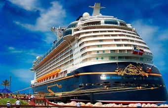 Navio do Cruzeiro da Disney com áreas de lazer