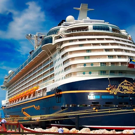 Navio do Cruzeiro da Disney com áreas de lazer