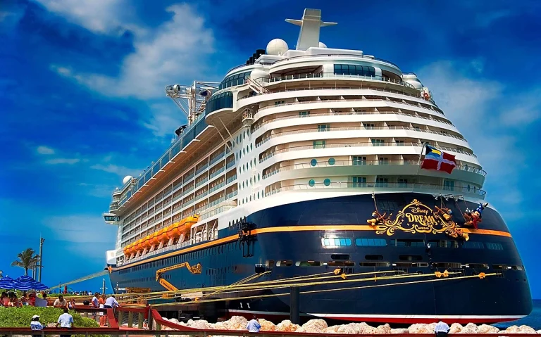 Navio do Cruzeiro da Disney com áreas de lazer