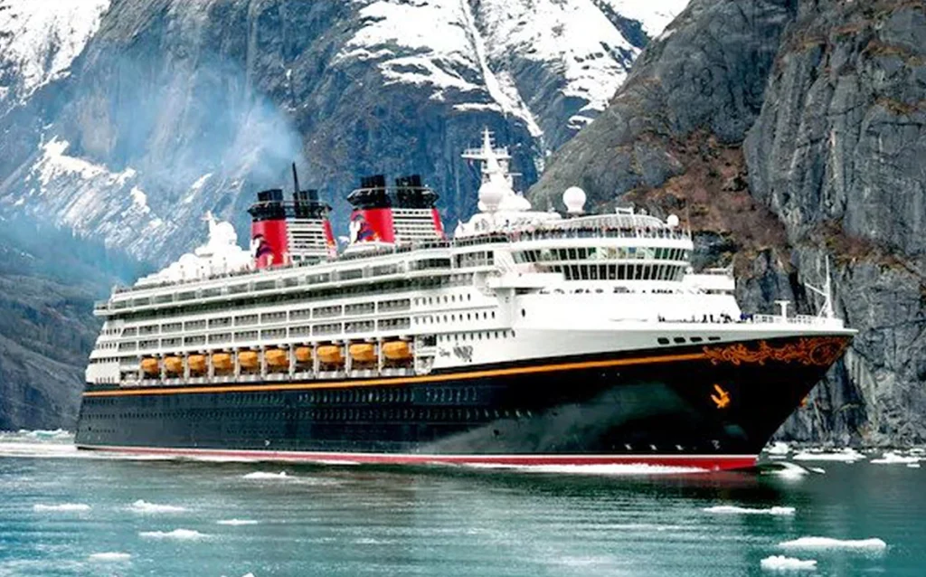 Navio do Cruzeiro da Disney com áreas de lazer