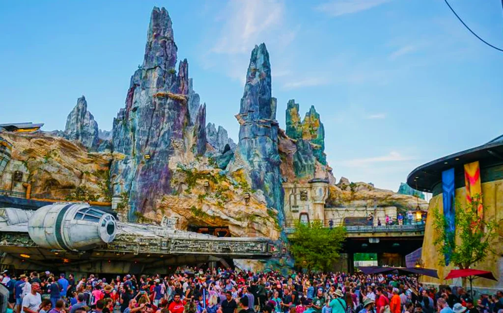 Multidão nos parques de Orlando durante o Spring Break