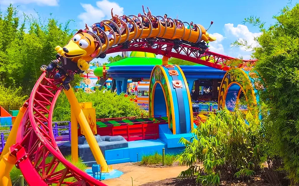 Multidão nos parques de Orlando durante o Spring Break