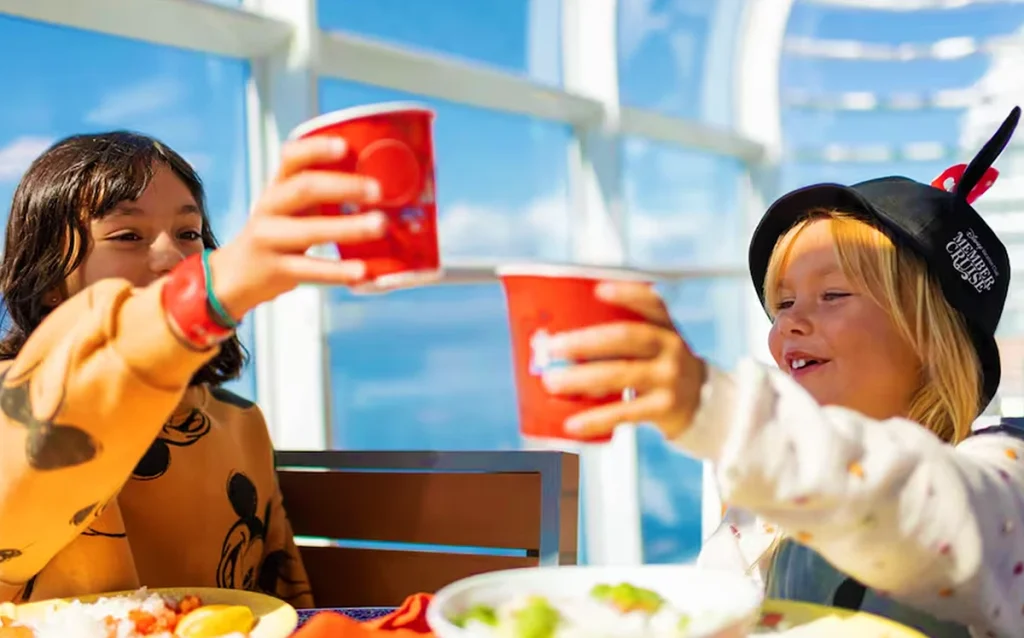 Restaurante temático para alimentação nos cruzeiros Disney