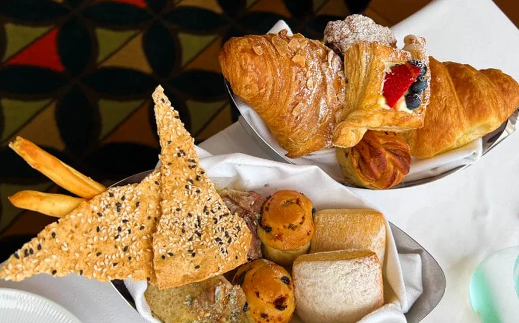 Restaurante temático para alimentação nos cruzeiros Disney