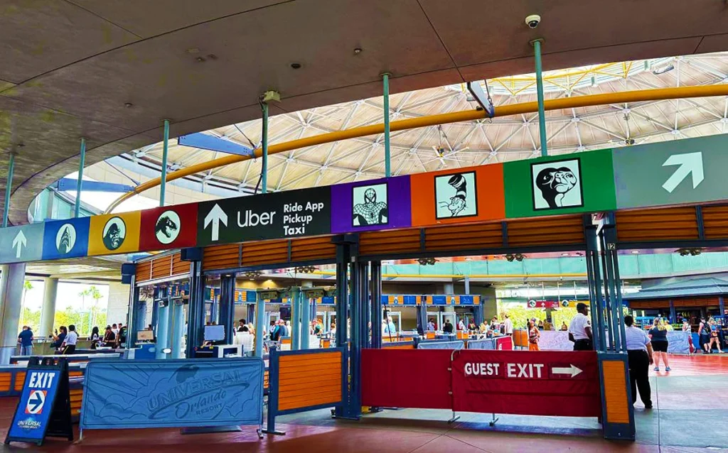 Descubra quanto custa o estacionamento nos parques de Orlando, quem não paga e como economizar na Disney, Universal e SeaWorld.