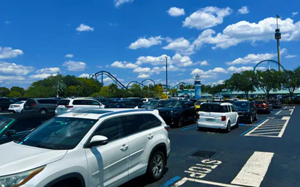 Descubra quanto custa o estacionamento nos parques de Orlando, quem não paga e como economizar na Disney, Universal e SeaWorld.