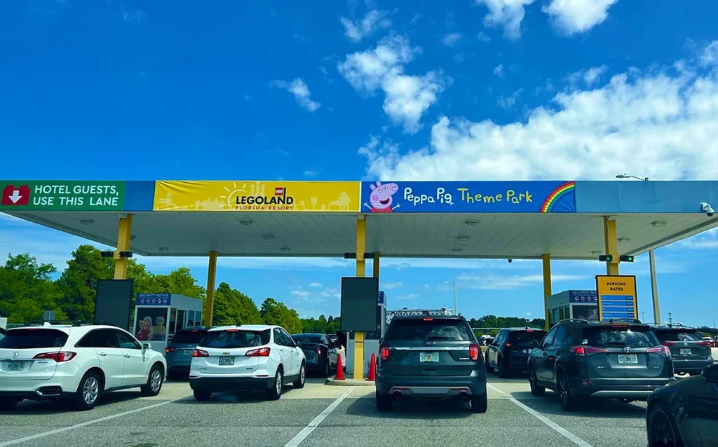 Descubra quanto custa estacionar nos parques de Orlando, quem não paga e como economizar na Disney, Universal e SeaWorld.