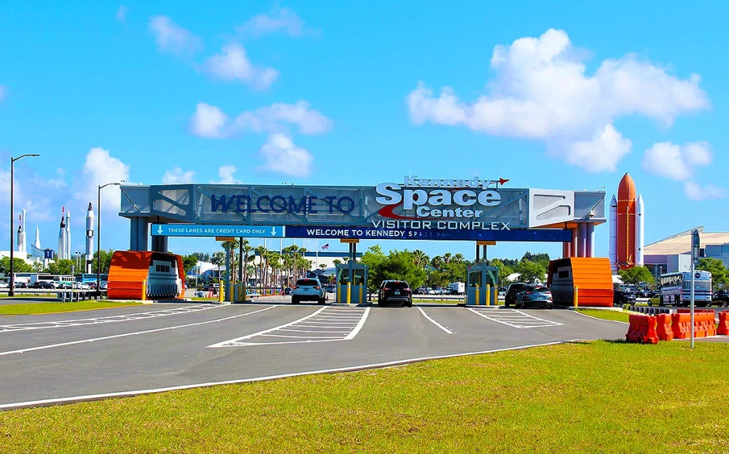 Descubra quanto custa estacionar nos parques de Orlando, quem não paga e como economizar na Disney, Universal e SeaWorld.