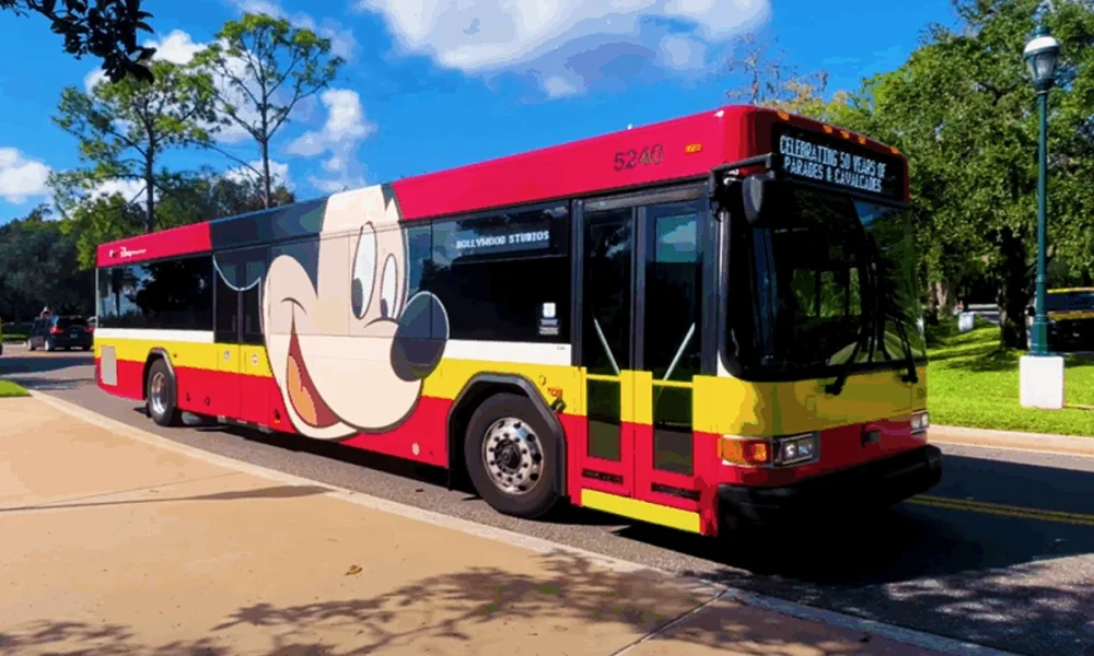 Monorail e ônibus do transporte gratuito na Disney