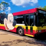 Monorail e ônibus do transporte gratuito na Disney