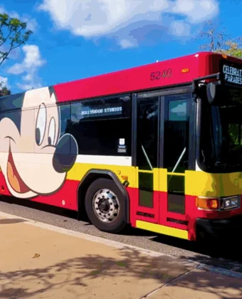 Monorail e ônibus do transporte gratuito na Disney