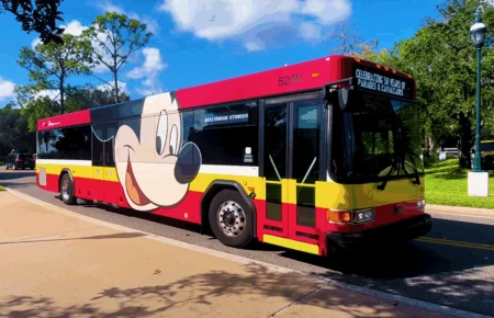 Monorail e ônibus do transporte gratuito na Disney
