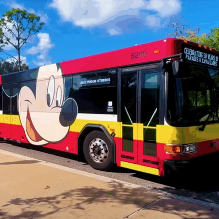 Monorail e ônibus do transporte gratuito na Disney