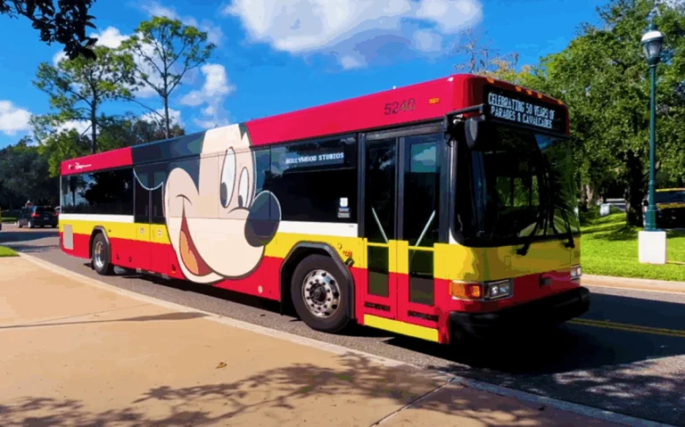 Monorail e ônibus do transporte gratuito na Disney