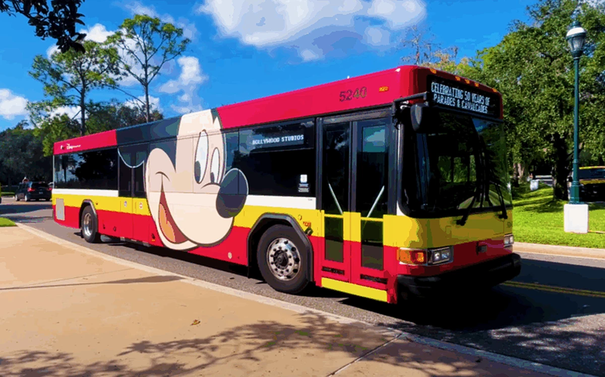 Monorail e ônibus do transporte gratuito na Disney