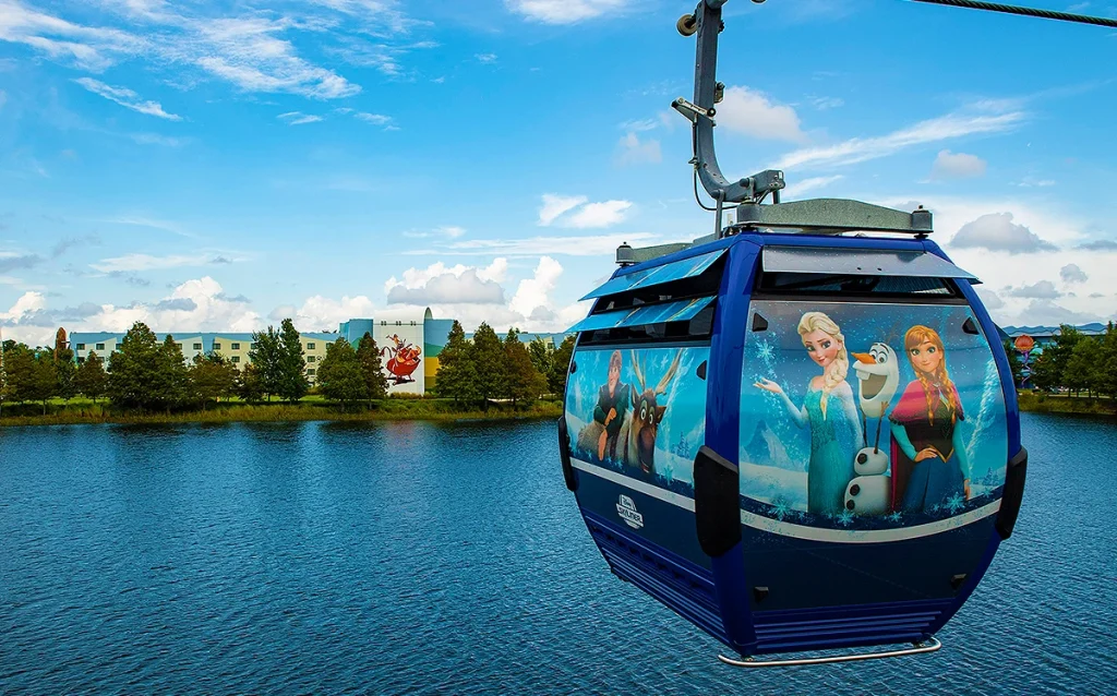 Monorail e ônibus do transporte gratuito na Disney