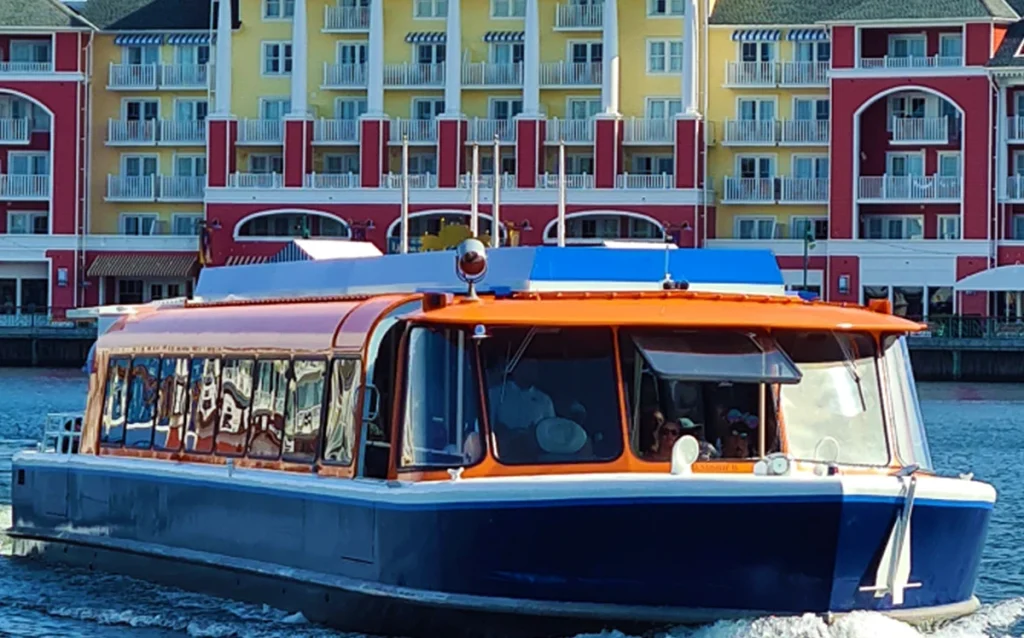 Monorail e ônibus do transporte gratuito na Disney