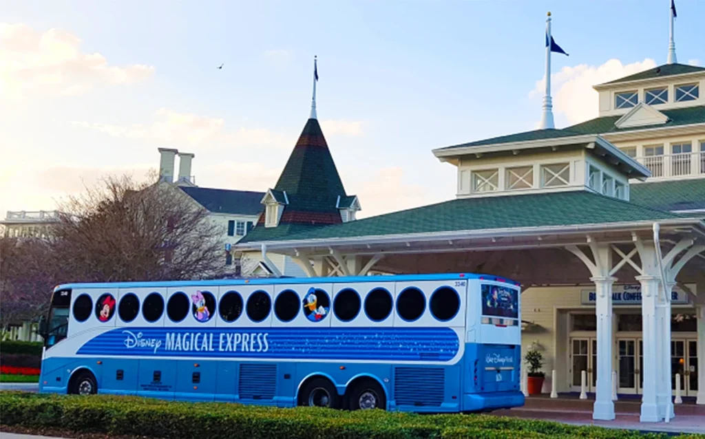 Monorail e ônibus do transporte gratuito na Disney