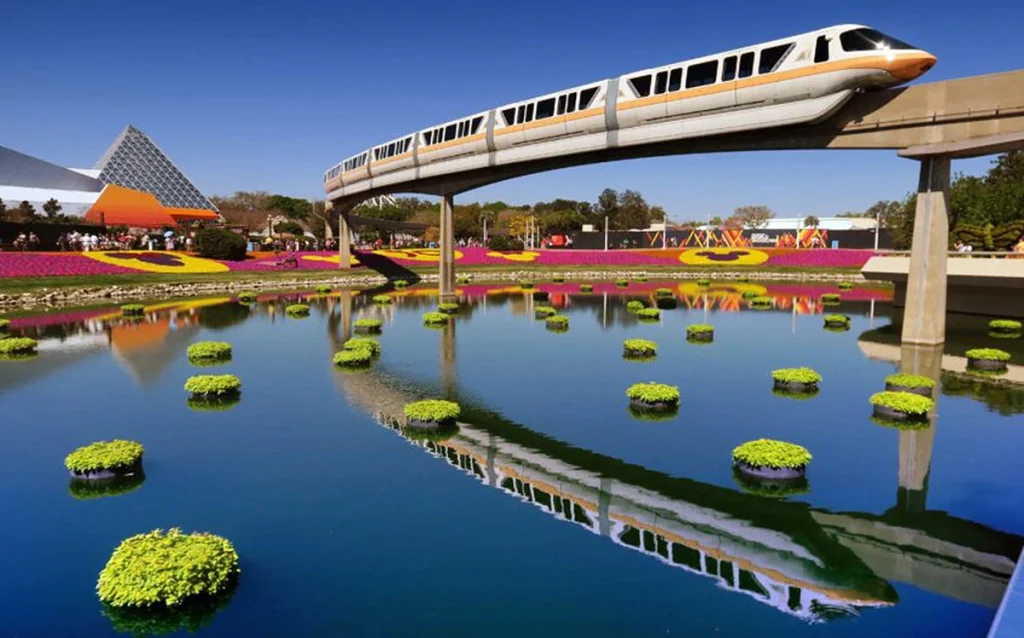 Monorail e ônibus do transporte gratuito na Disney