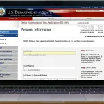 Pessoa preenchendo o formulário DS-160 para solicitar o visto americano
