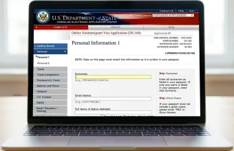 Pessoa preenchendo o formulário DS-160 para solicitar o visto americano