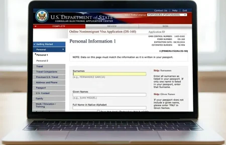 Pessoa preenchendo o formulário DS-160 para solicitar o visto americano