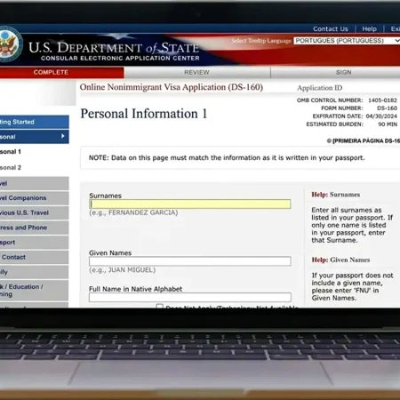 Pessoa preenchendo o formulário DS-160 para solicitar o visto americano