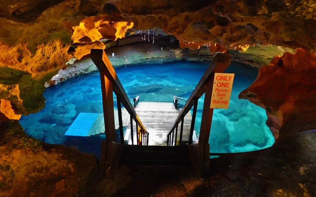 Conheça a Devil's Den, uma nascente subterrânea incrível a poucas horas de Orlando. Veja preços, dicas e se vale a pena visitar.