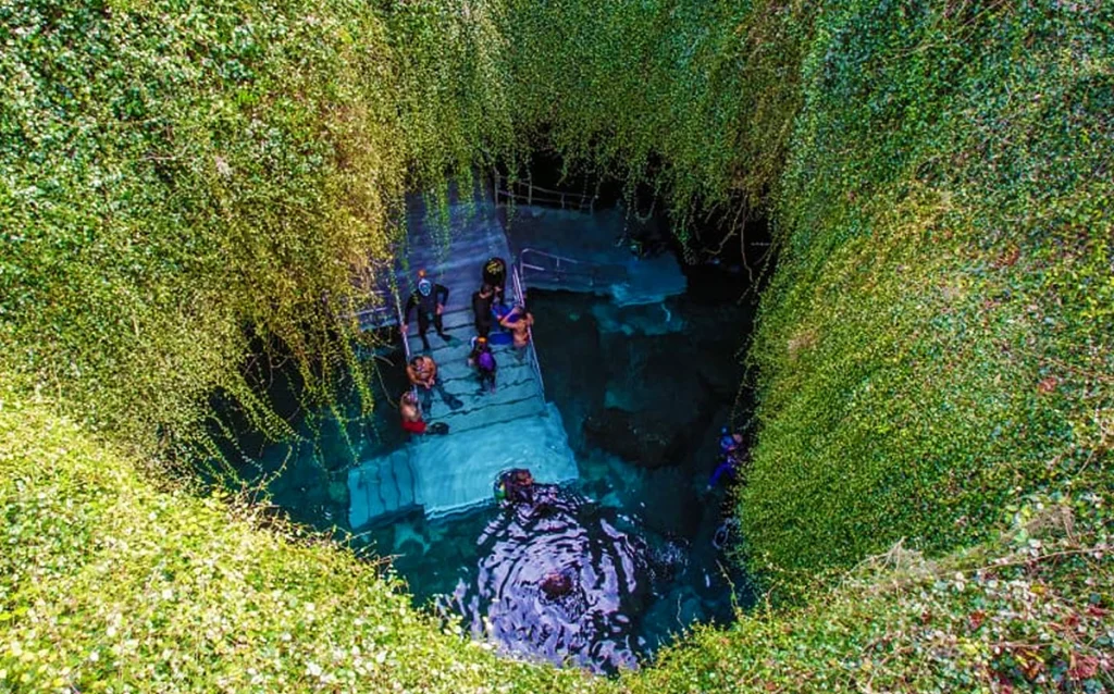 Conheça a Devil's Den, uma nascente subterrânea incrível a poucas horas de Orlando. Veja preços, dicas e se vale a pena visitar.