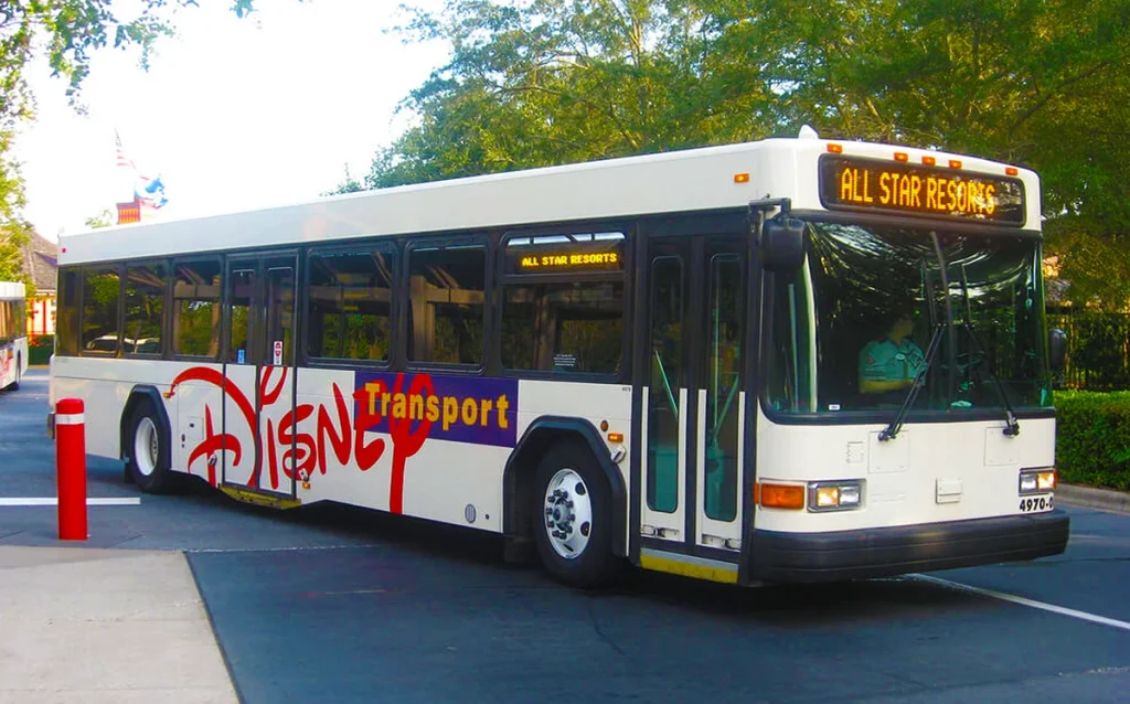 Disney volta a exigir reservas para embarque nos ônibus de Disney Springs para hotéis. Veja quem poderá utilizar o transporte. Ônibus da Disney em Disney Springs realizando transporte para hotéis Disney