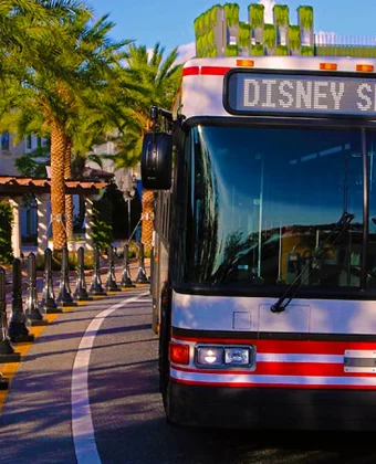 Disney volta a exigir reservas para embarque nos ônibus de Disney Springs para hotéis. Veja quem poderá utilizar o transporte. Ônibus da Disney em Disney Springs realizando transporte para hotéis Disney