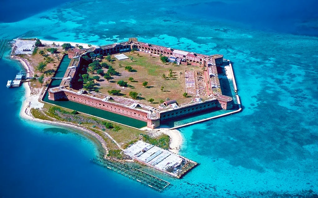 Conheça Dry Tortugas Island, um dos lugares mais incríveis da Flórida. Saiba como chegar, quanto custa e se vale a pena visitar. Fort Jefferson em Dry Tortugas Island na Flórida.