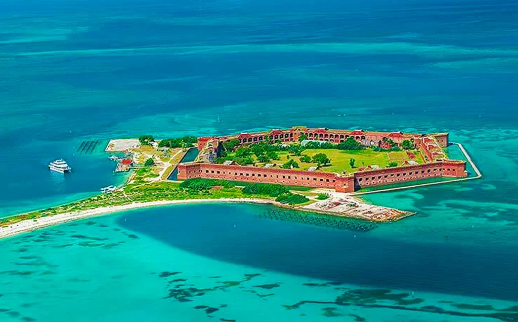 Conheça Dry Tortugas Island, um dos lugares mais incríveis da Flórida. Saiba como chegar, quanto custa e se vale a pena visitar. Fort Jefferson em Dry Tortugas Island na Flórida.