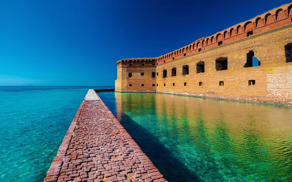 Conheça Dry Tortugas Island, um dos lugares mais incríveis da Flórida. Saiba como chegar, quanto custa e se vale a pena visitar. Fort Jefferson em Dry Tortugas Island na Flórida.