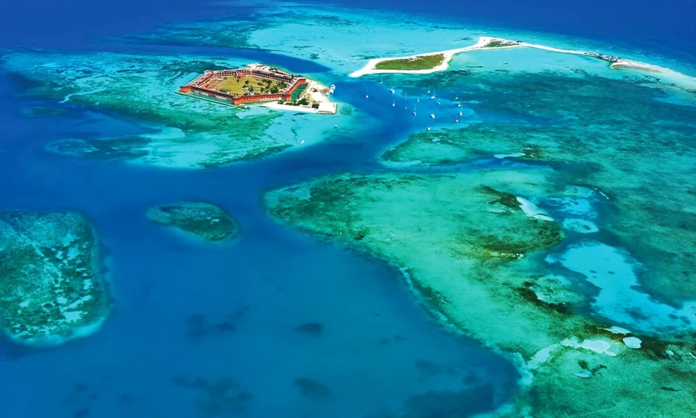 Conheça Dry Tortugas Island, um dos lugares mais incríveis da Flórida. Saiba como chegar, quanto custa e se vale a pena visitar. Fort Jefferson em Dry Tortugas Island na Flórida.