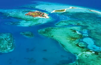 Conheça Dry Tortugas Island, um dos lugares mais incríveis da Flórida. Saiba como chegar, quanto custa e se vale a pena visitar. Fort Jefferson em Dry Tortugas Island na Flórida.