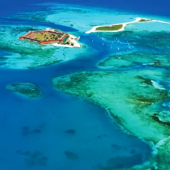 Conheça Dry Tortugas Island, um dos lugares mais incríveis da Flórida. Saiba como chegar, quanto custa e se vale a pena visitar. Fort Jefferson em Dry Tortugas Island na Flórida.