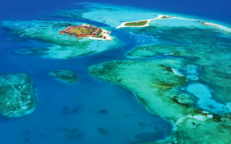 Conheça Dry Tortugas Island, um dos lugares mais incríveis da Flórida. Saiba como chegar, quanto custa e se vale a pena visitar. Fort Jefferson em Dry Tortugas Island na Flórida.