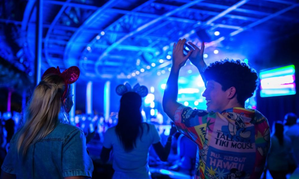 Veja a programação completa dos shows gratuitos do Food & Wine Festival 2026 no EPCOT, com datas, artistas e dicas. Confira todos os artistas do Eat to the Beat Concert Series 2026 no EPCOT e veja dicas para assistir aos shows.