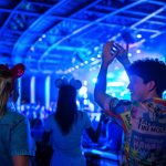 Veja a programação completa dos shows gratuitos do Food & Wine Festival 2026 no EPCOT, com datas, artistas e dicas. Confira todos os artistas do Eat to the Beat Concert Series 2026 no EPCOT e veja dicas para assistir aos shows.